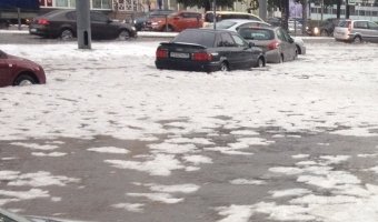 Град и дождевое наводнение в Петербурге вызвало подтопление основных магистралей.