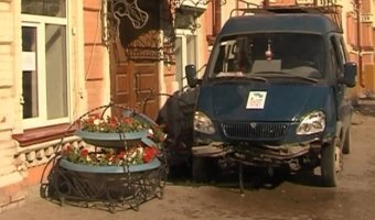 В Тюмени «Газель» сбила трех человек на тротуаре