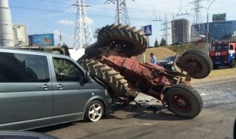 ДТП в Минске с участием трактора Беларусь