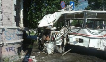 В Перми автобус врезался в здание: водитель погиб