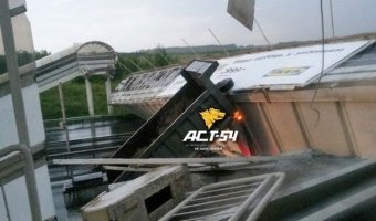 В Новосибирске самосвал снес надземный пешеходный переход – водитель погиб