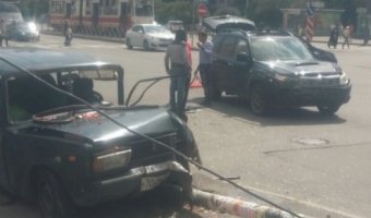 Тяжелая авария на проспекте Луначарского - девушка на кроссовере не пропустила 