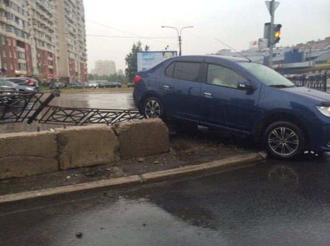 В Петербурге автомобиль влетел в подземный переход 4.jpg