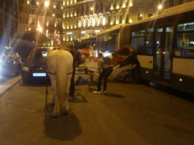 В Санкт-Петербурге автобус врезался в карету 1.jpg
