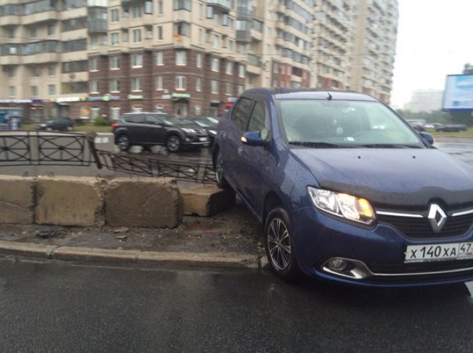 В Петербурге автомобиль влетел в подземный переход 1.jpg