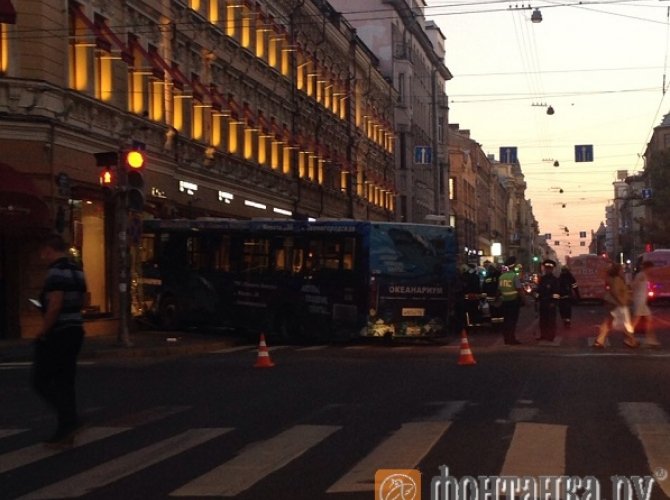 В Санкт-Петербурге автобус влетел в витрину магазина 5.jpg