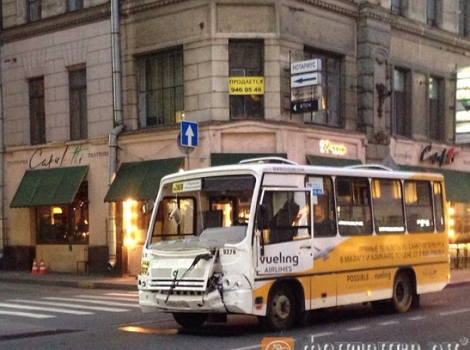 В Санкт-Петербурге автобус влетел в витрину магазина 3.jpg