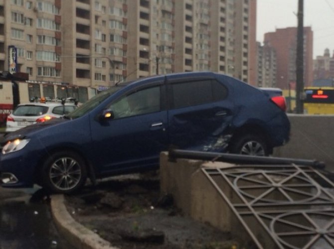 В Петербурге автомобиль влетел в подземный переход 3.jpg