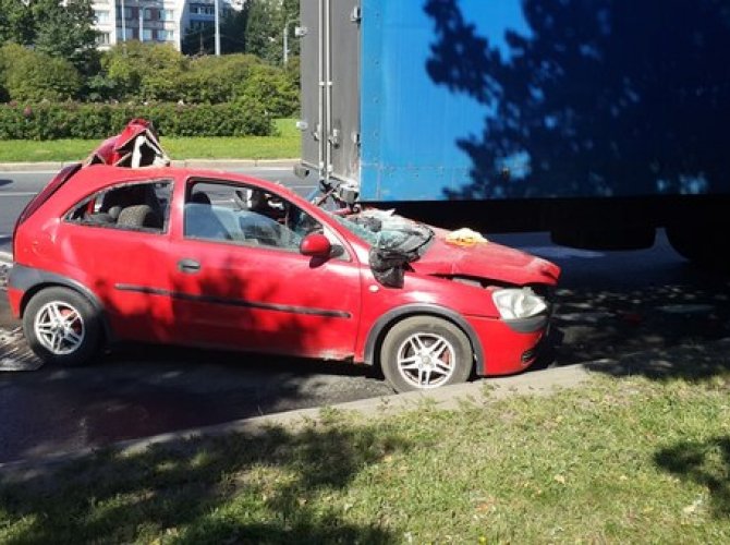 Водитель автомобиля Opel погиб, въехав в  фуру на проспекте Ветеранов.jpg