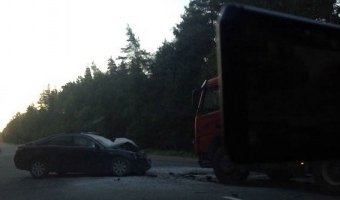 На Выборгском шоссе произошло лобовое столкновение легковушки и грузовика