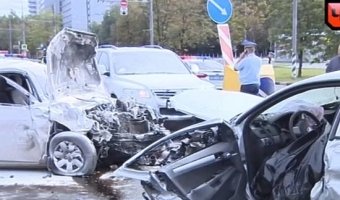 Видеозапись аварии из шести машин в Москве