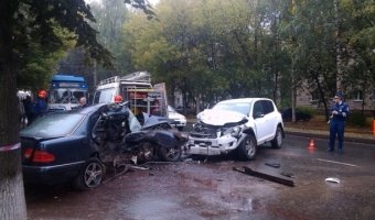Два человека погибли при столкновении легковушки и внедорожника в Иваново