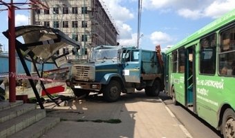 Пять человек пострадали в Нижнем Новгороде в ДТП с мусоровозом