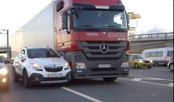 На съезде с Кольцевой на Мурманское шоссе грузовик навалился на маленький кроссовер Opel