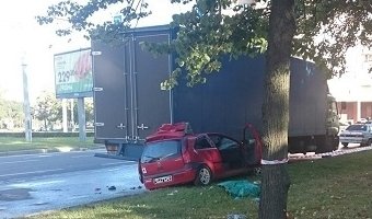 Водитель автомобиля Opel погиб, въехав в фуру на проспекте Ветеранов