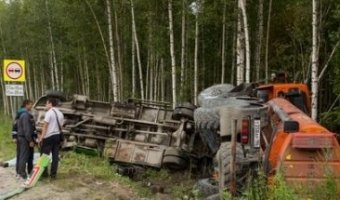 Бензовоз сбил рабочих в ХМАО: один человек погиб