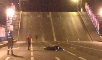 Мотоциклист перепрыгнул разводящийся Дворцовый мост