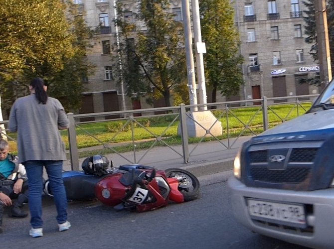 ДТП с мотоциклистом на Кантемировской площади