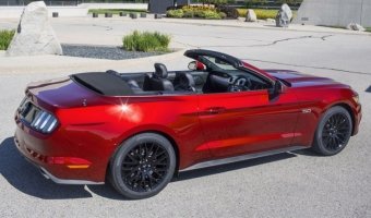 Самый популярный в мире спорткар Ford Mustang станет праворульным