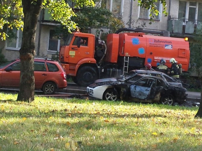 Porsche загорелся на ходу и поджег "Ладу" на проспекте Юрия Гагарина 1.jpg