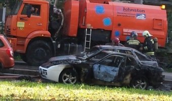 Porsche загорелся на ходу и поджег "Ладу" на проспекте Юрия Гагарина