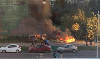 В Петербурге давно брошенную на газоне машину решили сжечь, чтоб не мешала