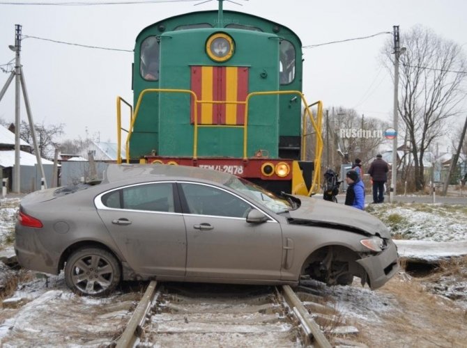 В Ивановской области тепловоз протаранил Jaguar 1.jpg