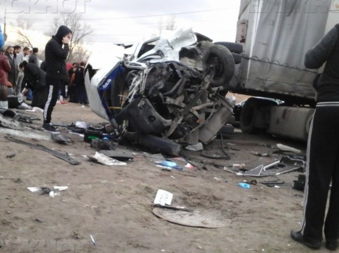 В Волгограде в ДТП с маршруткой и грузовиком погиб мужчина и ребенок 2.jpg