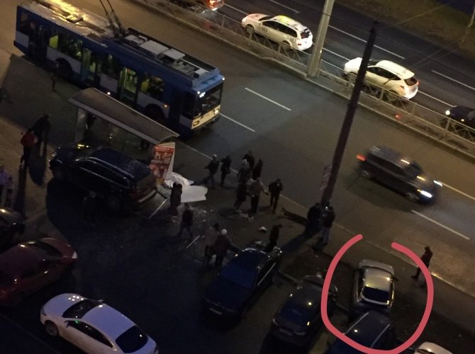 На Ленинском проспекте автомобиль влетел в остановку и сбил двух человек 3.jpg