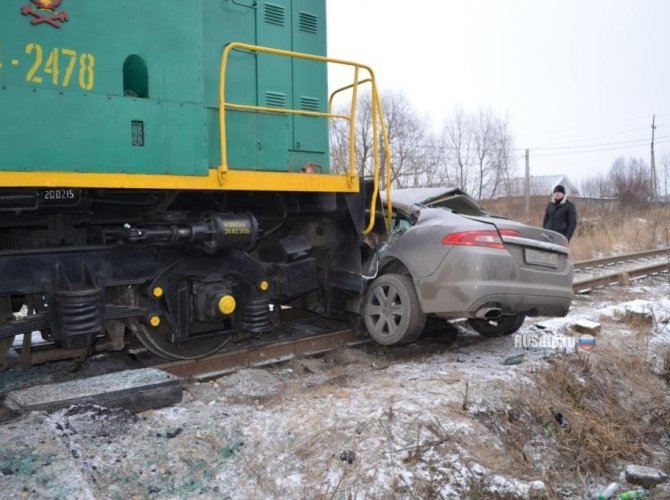 В Ивановской области тепловоз протаранил Jaguar 2.jpg