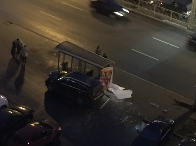 На Ленинском проспекте автомобиль влетел в остановку и сбил двух человек 2.jpg