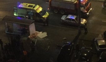 На Ленинском проспекте автомобиль влетел в остановку и сбил двух человек