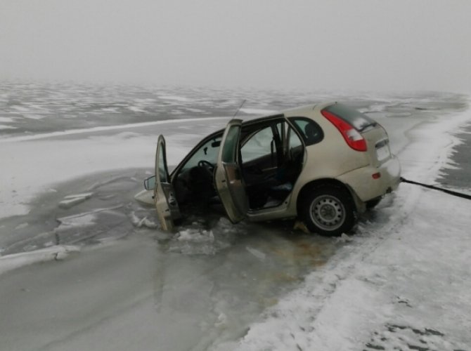 На Ириклинском водохранилище под лед провалилась Lada Kalina (4).jpg