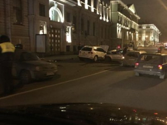 В Петербурге при столкновении четырех автомобилей на Дворцовой набережной пострадали люди (7).jpeg