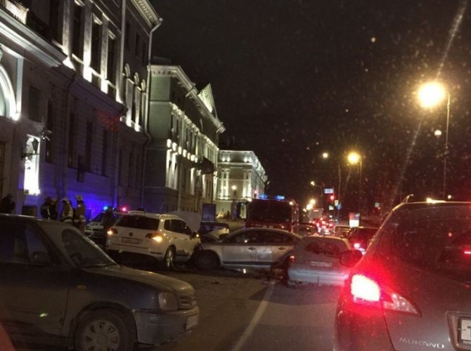 В Петербурге при столкновении четырех автомобилей на Дворцовой набережной пострадали люди (1).jpeg