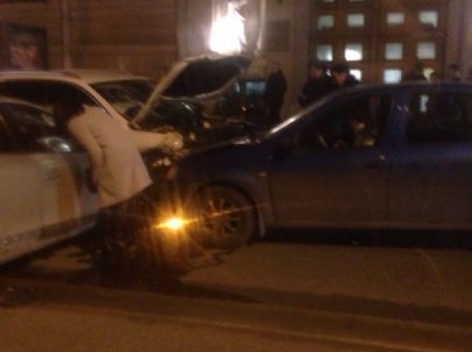 В Петербурге при столкновении четырех автомобилей на Дворцовой набережной пострадали люди (2).jpeg