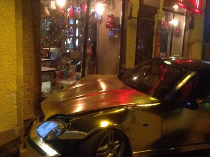 В Ейске в кафе врезался золотой Mercedes.jpg