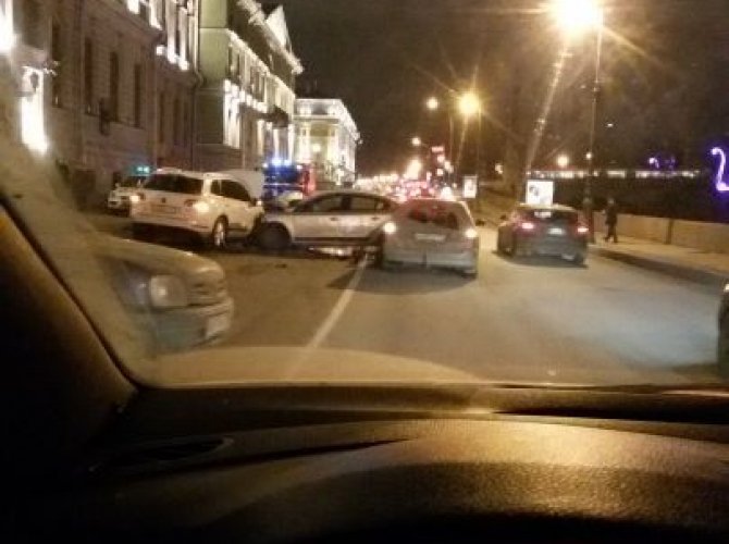В Петербурге при столкновении четырех автомобилей на Дворцовой набережной пострадали люди (9).jpeg