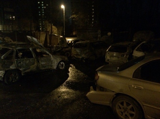 Два злоумышленника в шапках Санта-Клауса сожгли семь машин в Петербурге.jpg