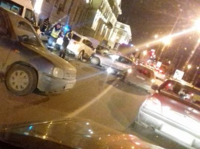 В Петербурге при столкновении четырех автомобилей на Дворцовой набережной пострадали люди (4).jpeg