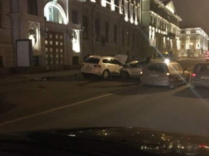 В Петербурге при столкновении четырех автомобилей на Дворцовой набережной пострадали люди (8).jpeg
