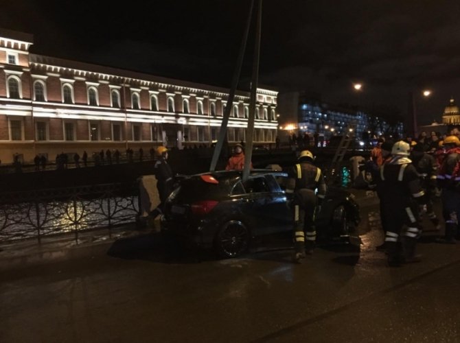 В Петербурге в Мойку снова упал автомобиль (3).jpg