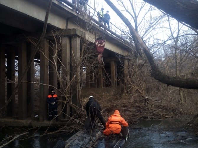 В Ялге водитель погиб при падении автомобиля с моста в реку (1).jpg
