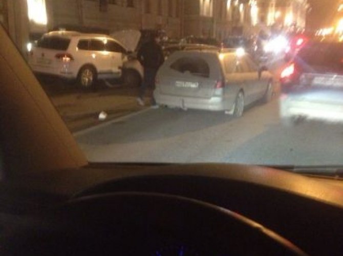 В Петербурге при столкновении четырех автомобилей на Дворцовой набережной пострадали люди (3).jpeg