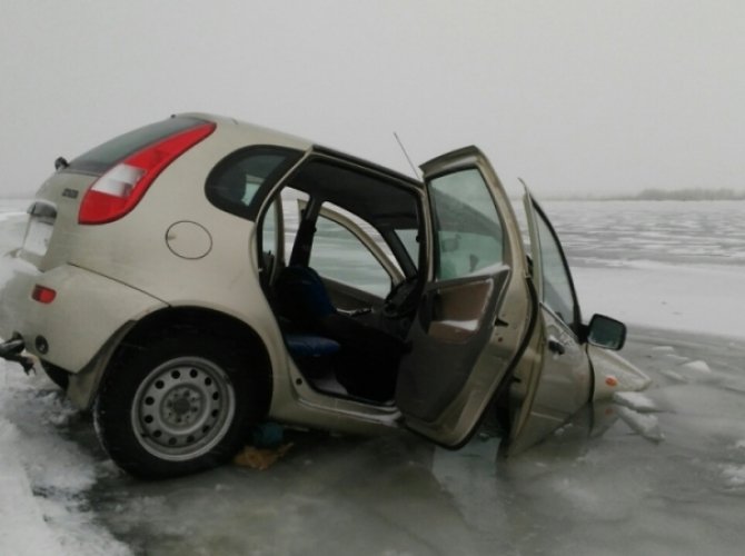 На Ириклинском водохранилище под лед провалилась Lada Kalina (2).jpg