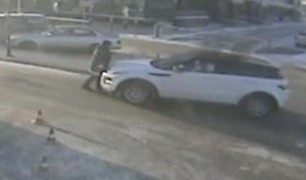 В Иркутске автоледи сбила парковщика