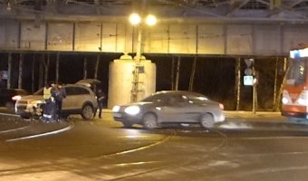 Volkswagen Jetta и кроссовер (предположительно Chevrolet) сильно столкнулись под ЖД мостом на 1-ом Муринском проспекте