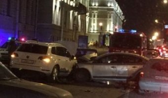 В Петербурге при столкновении четырех автомобилей на Дворцовой набережной пострадали люди