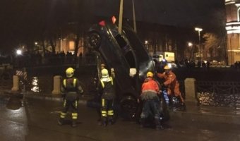 В Петербурге в Мойку снова упал автомобиль