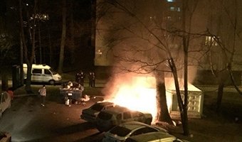 Два злоумышленника в шапках Санта-Клауса сожгли семь машин в Петербурге